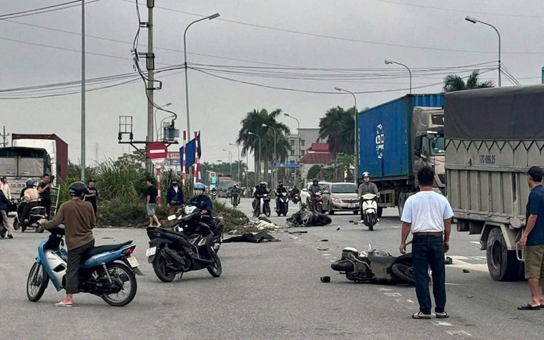 Hưng Yên: Tài xế dùng điện thoại khi lái xe gây tai nạn khiến 2 người tử vong