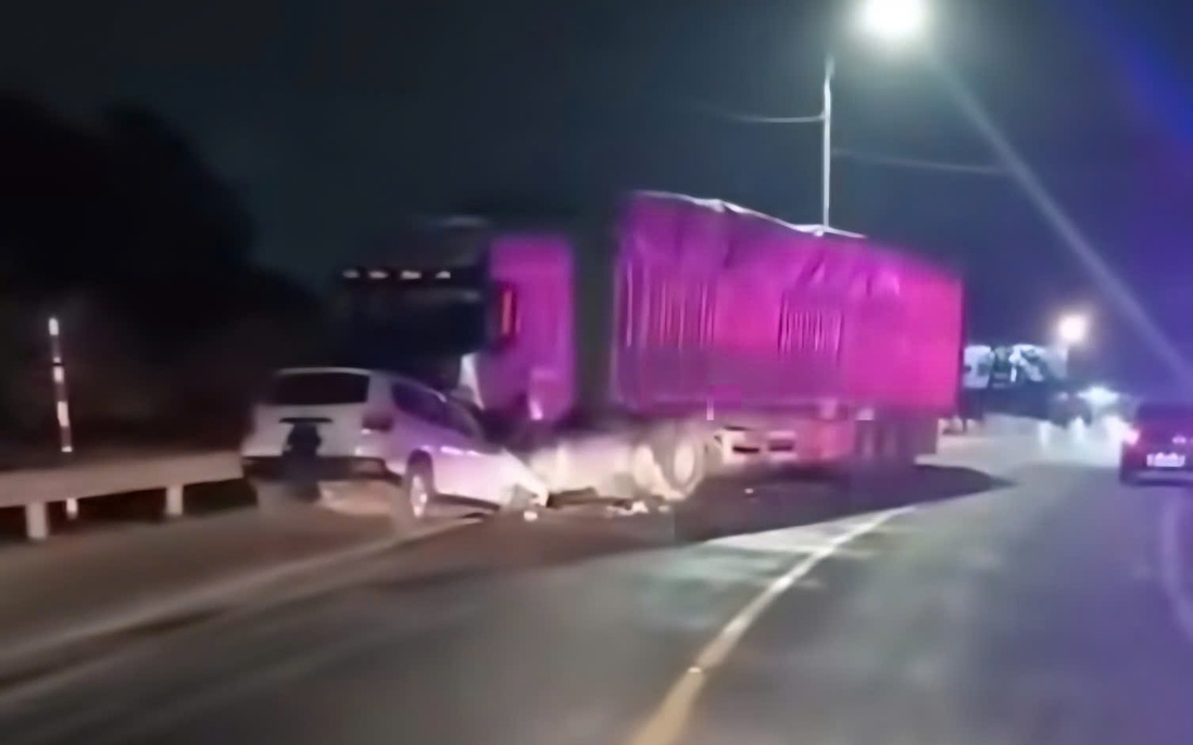 Lạng Sơn: Va chạm xe đầu kéo và ô tô con, 2 vợ chồng tử vong thương tâm