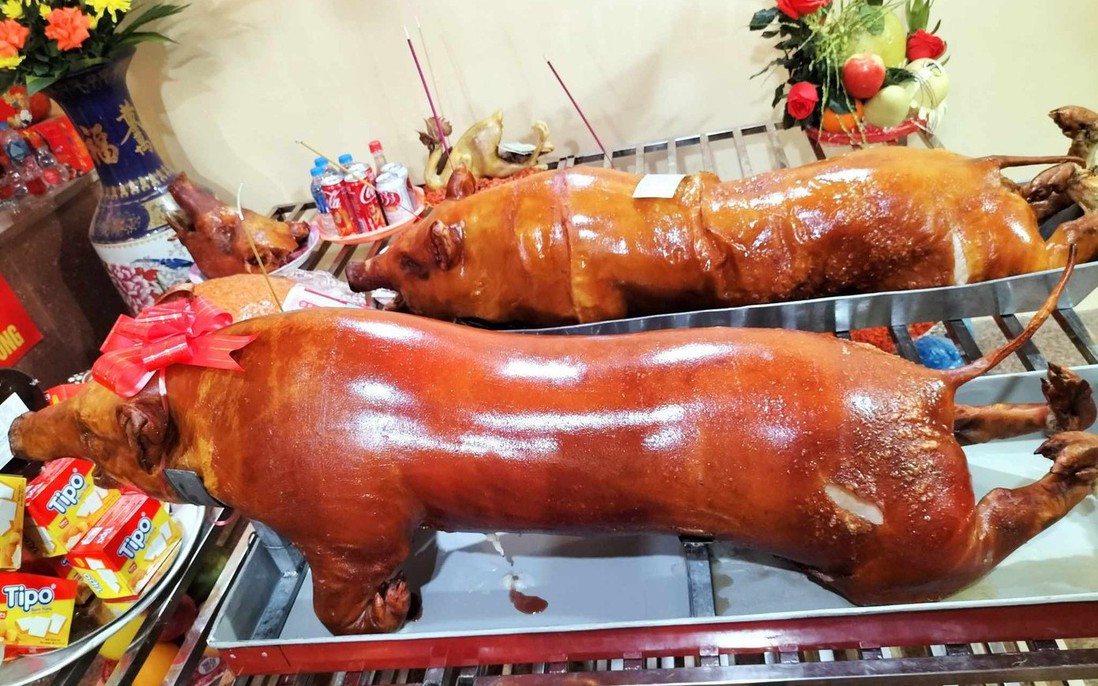 Hơn 300 con lợn quay vàng ruộm ở Hội chùa Bắc Nga
