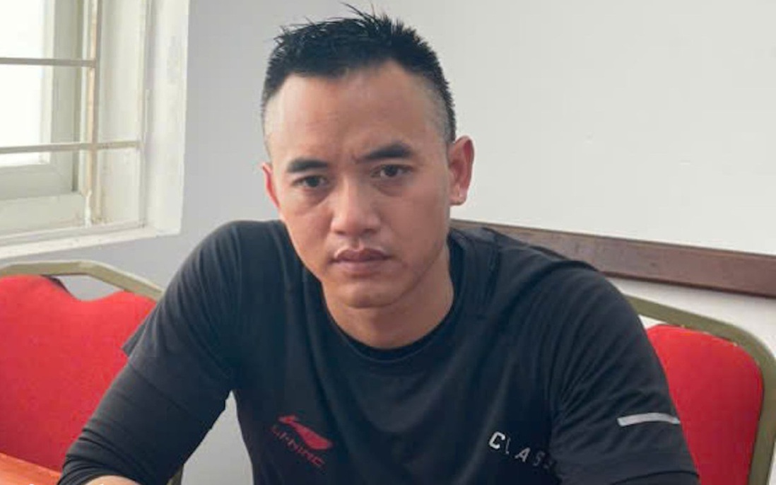 Tạm giữ tài xế bán tải tạt đầu xe máy khiến 3 người suýt lao vào xe container