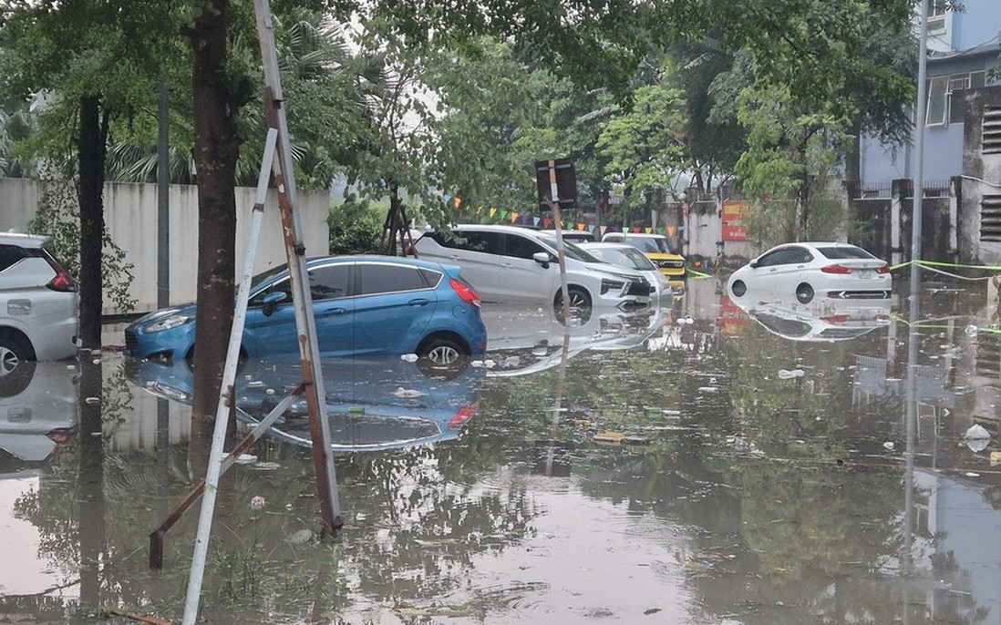 Hà Nội xuất hiện mưa đá, mưa lớn, nhiều khu vực ngập úng, giao thông khó khăn