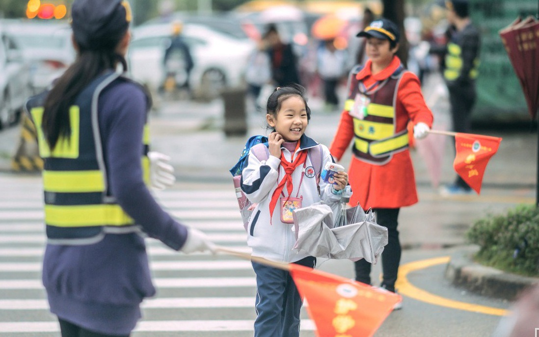 Trung Quốc: "Tự nguyện" trực cổng trường và gánh nặng đè lên vai phụ nữ