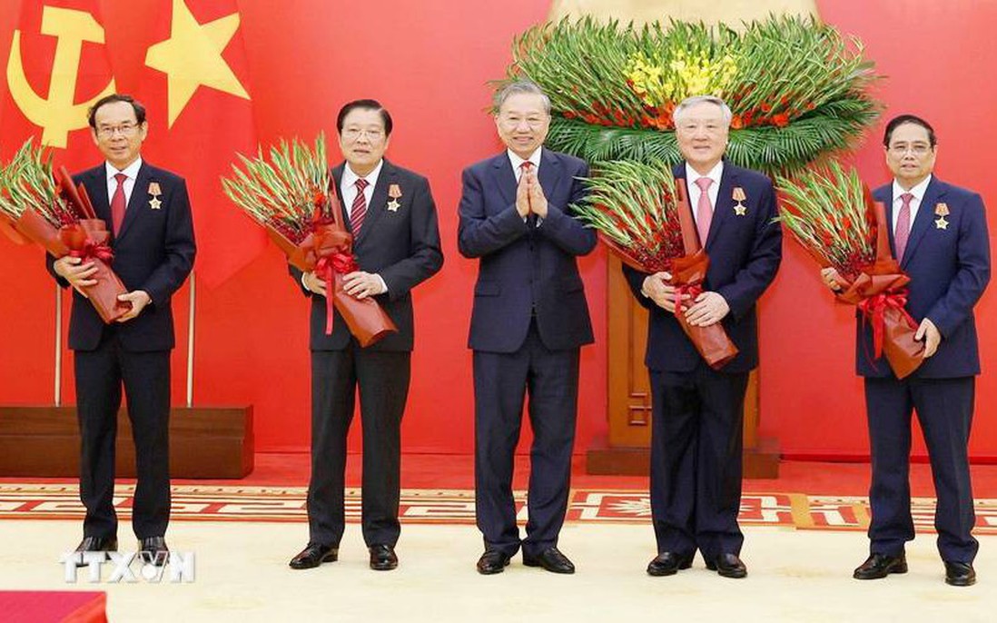 Trao Huân chương Quân công tặng các đồng chí lãnh đạo, nguyên lãnh đạo