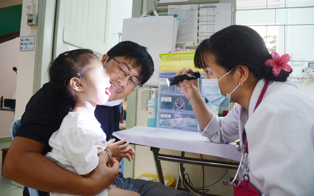 Số ca tay chân miệng ở trẻ tăng vọt, chuyên gia khuyến cáo 5 hành động then chốt phòng bệnh