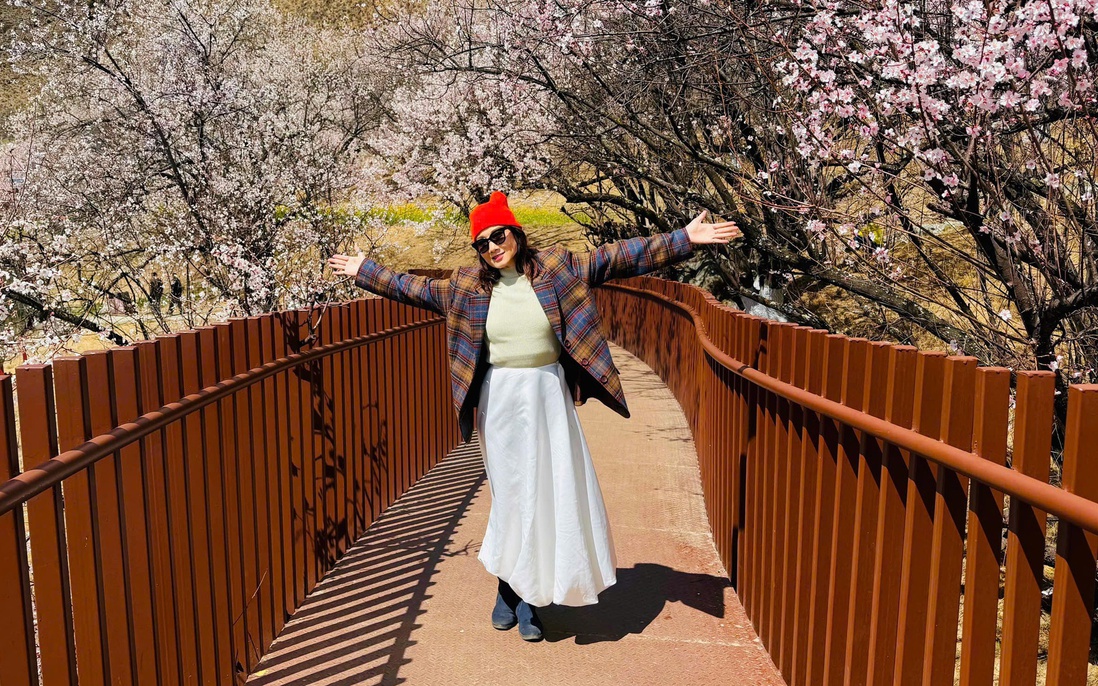 NSND Mỹ Uyên ngất ngây trước mùa hoa đào bên rặng Tuyết Sơn