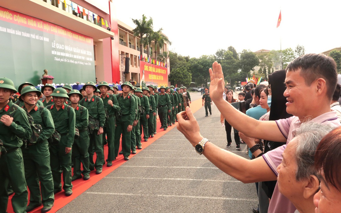 Bố mẹ xúc động tiễn con lên đường nhập ngũ