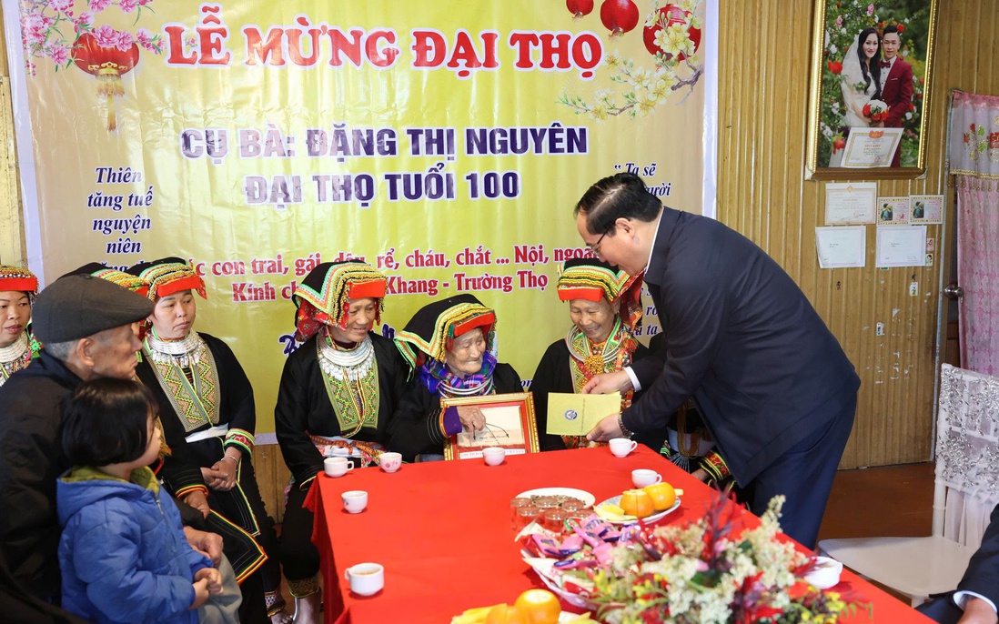 Tặng lụa, quà cho các cụ bà tròn 100 tuổi