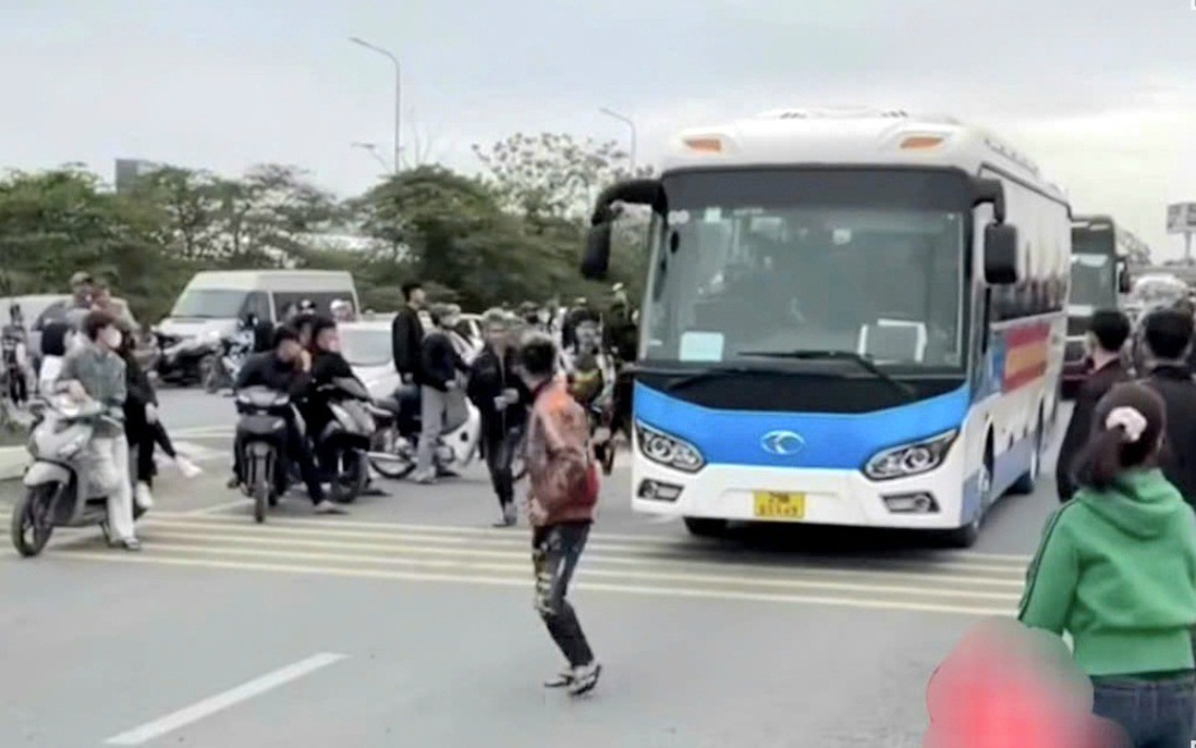 Xử lý 3 thanh niên chạy trước đầu xe ô tô chở tân binh tại Hưng Yên