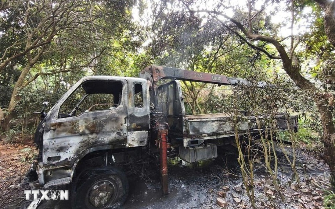 Xe cẩu vướng dây điện cháy rụi, tài xế tử vong thương tâm