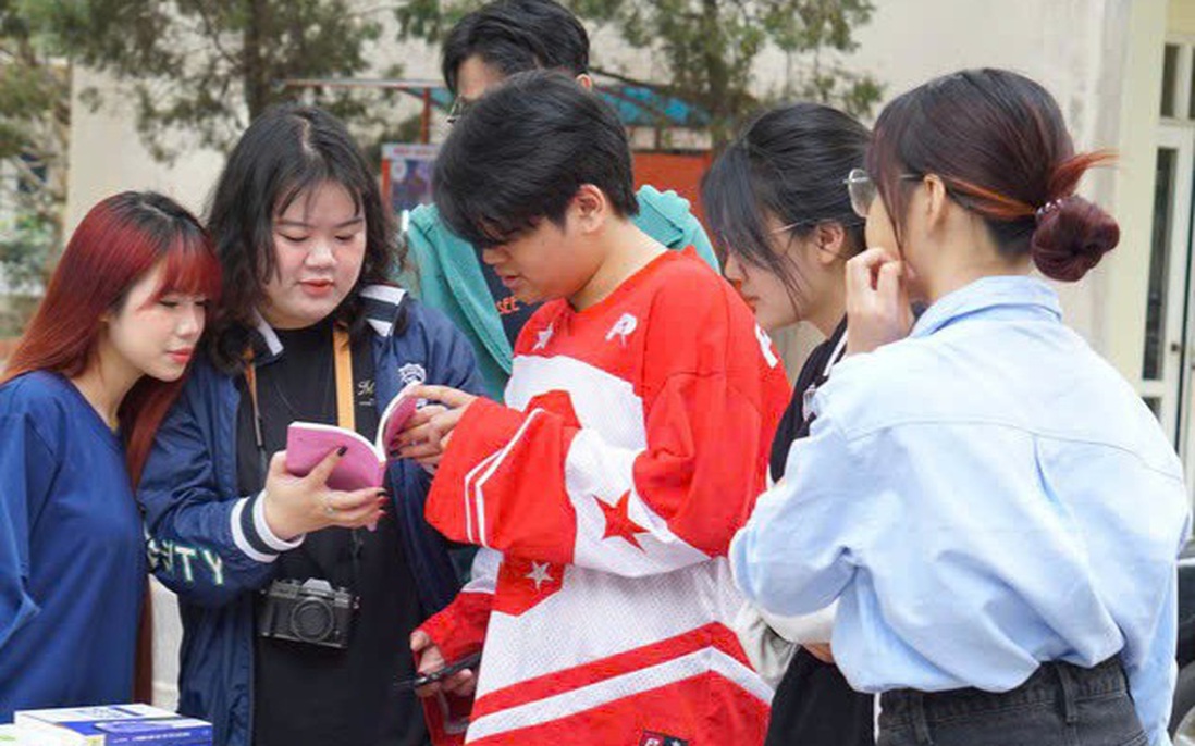 Sinh viên Học viện Báo chí & Tuyên truyền hưởng ứng Ngày Sách và Văn hóa đọc Việt Nam