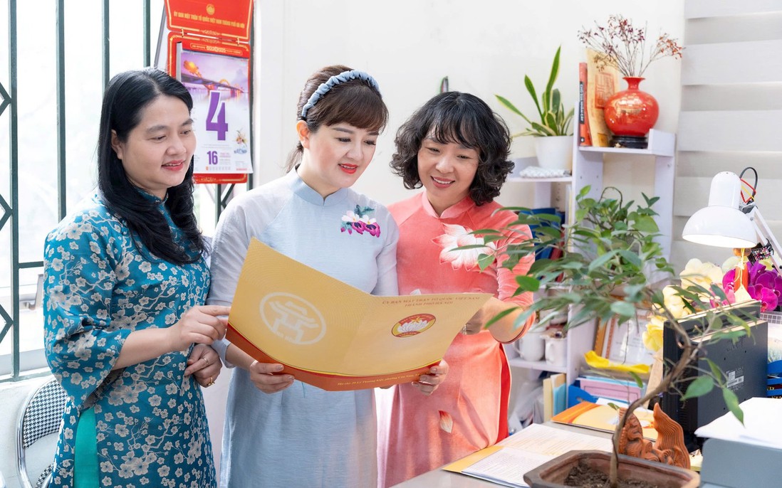 Nữ cán bộ Mặt trận Thủ đô hưởng ứng “Tuần lễ áo dài”