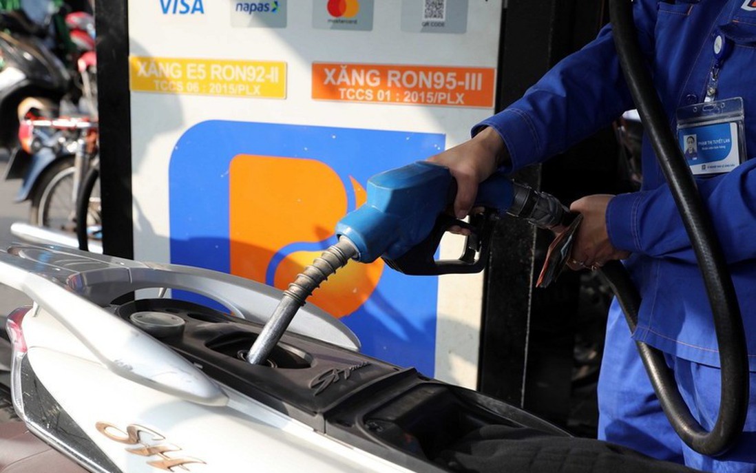 Giá xăng dầu tăng mạnh từ 15 giờ hôm nay, RON95-III vượt mốc 27.000 đồng