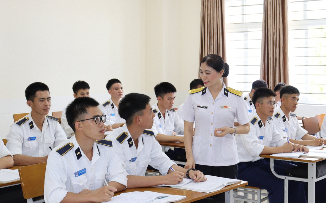 Nữ giảng viên tận tâm với sự nghiệp "trồng người" trong Quân chủng Hải quân