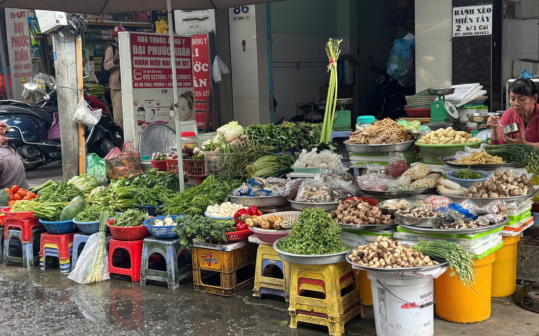 Xăng dầu tăng giá, tiểu thương gồng mình giữ giá thực phẩm