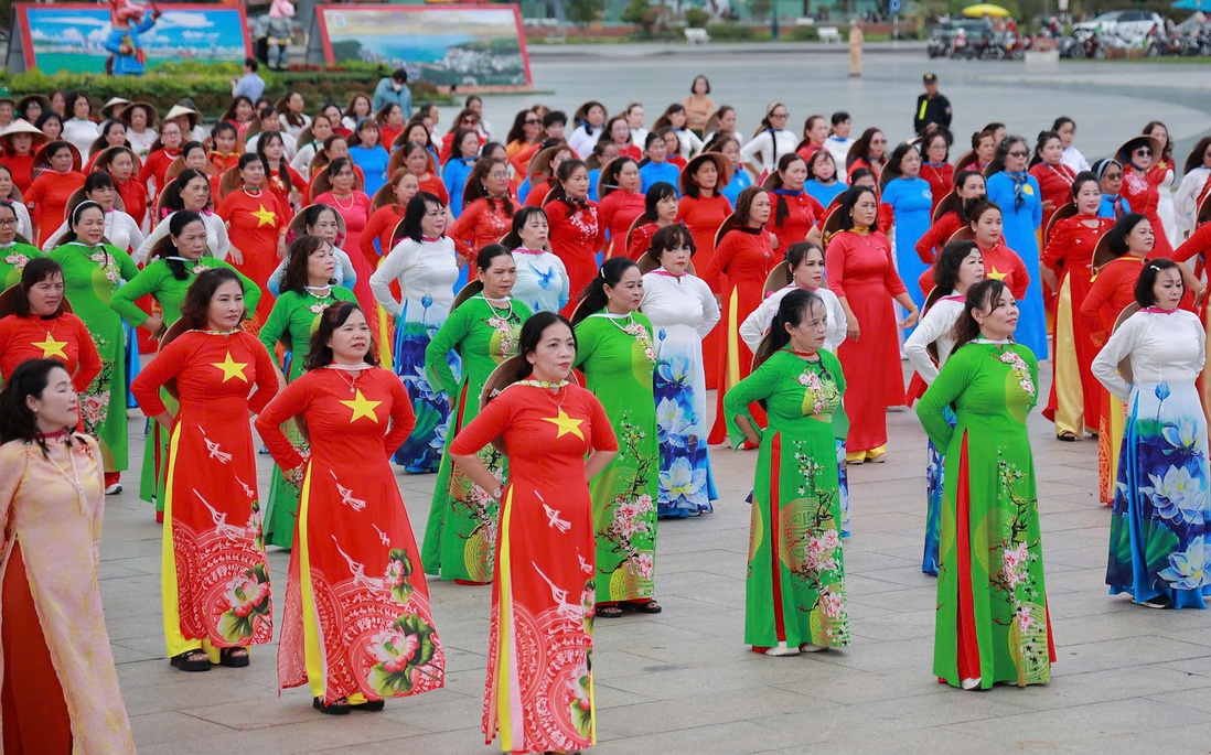 500 hội viên, phụ nữ Gia Lai đồng diễn, diễu hành áo dài để lan tỏa khát vọng phát triển