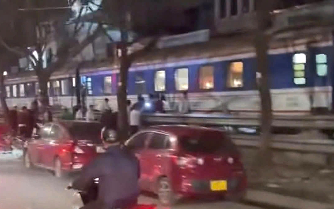 Tàu hỏa va chạm xe máy tại Hà Nội, 1 người tử vong