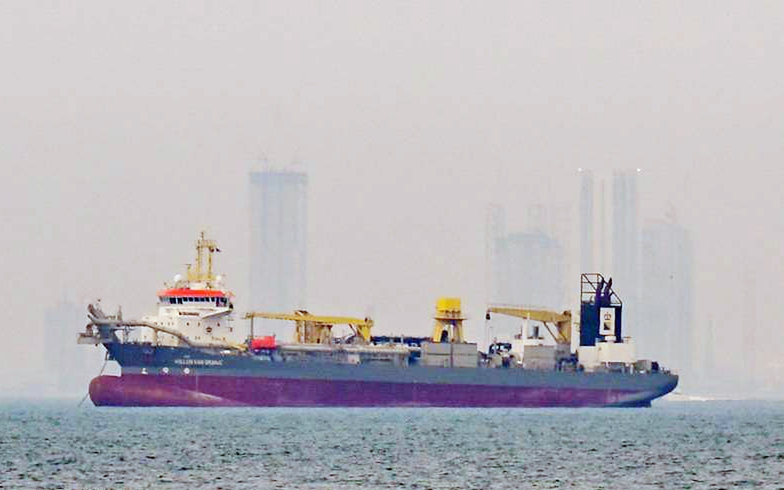 Tắc nghẽn tại eo biển Hormuz, các quốc gia vùng Vịnh cắt giảm sản lượng dầu