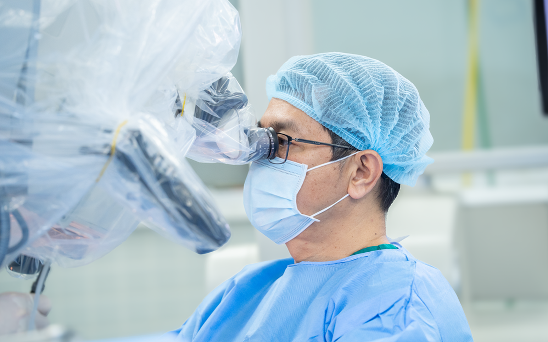 Nữ bệnh nhân trẻ bị liệt tay, méo mặt trái được hồi phục ngoạn mục