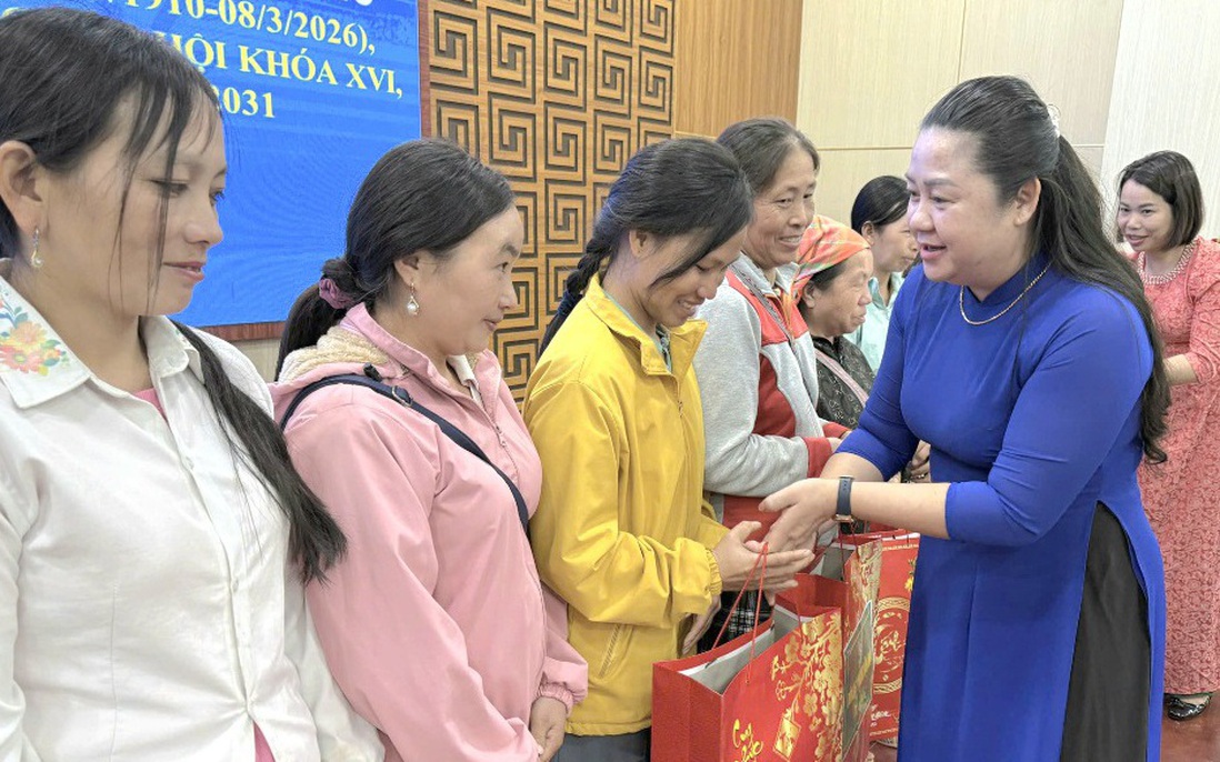 Điện Biên: Tặng quà phụ nữ khó khăn trong chương trình "Đồng hành cùng phụ nữ biên cương"