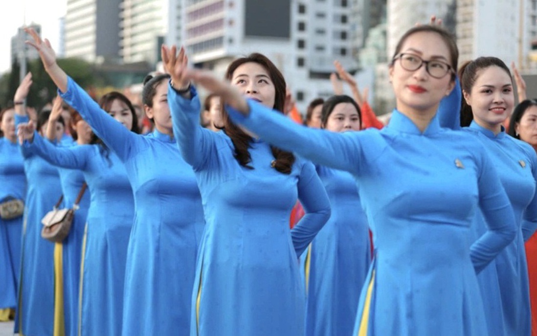 Khánh Hòa: 3.000 phụ nữ rạng rỡ trình diễn áo dài