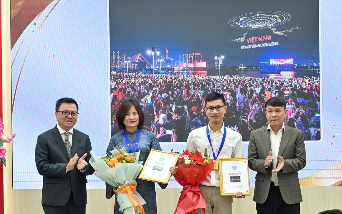 Trao giải cuộc thi ảnh báo chí "Việt Nam trên hành trình đổi mới"