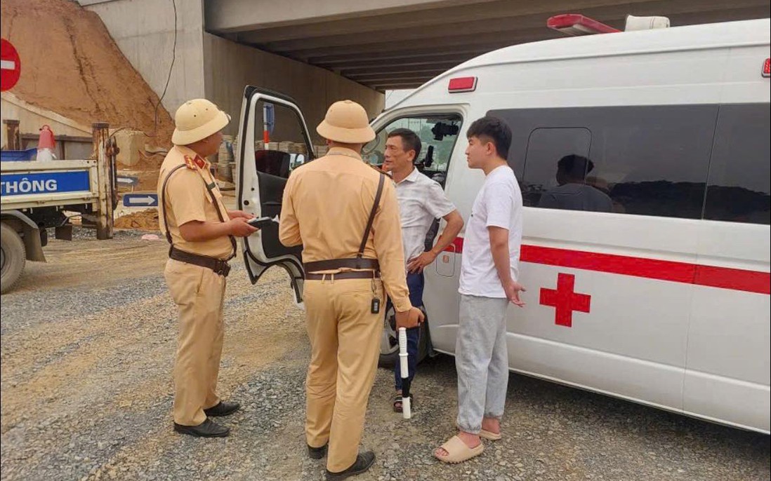 Phát hiện thanh niên điều khiển xe cứu thương nhưng chưa có bằng lái