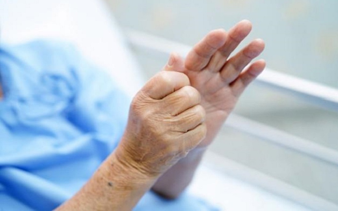 Triệu chứng ban đầu của bệnh Parkinson dễ bị nhầm lẫn do tuổi già