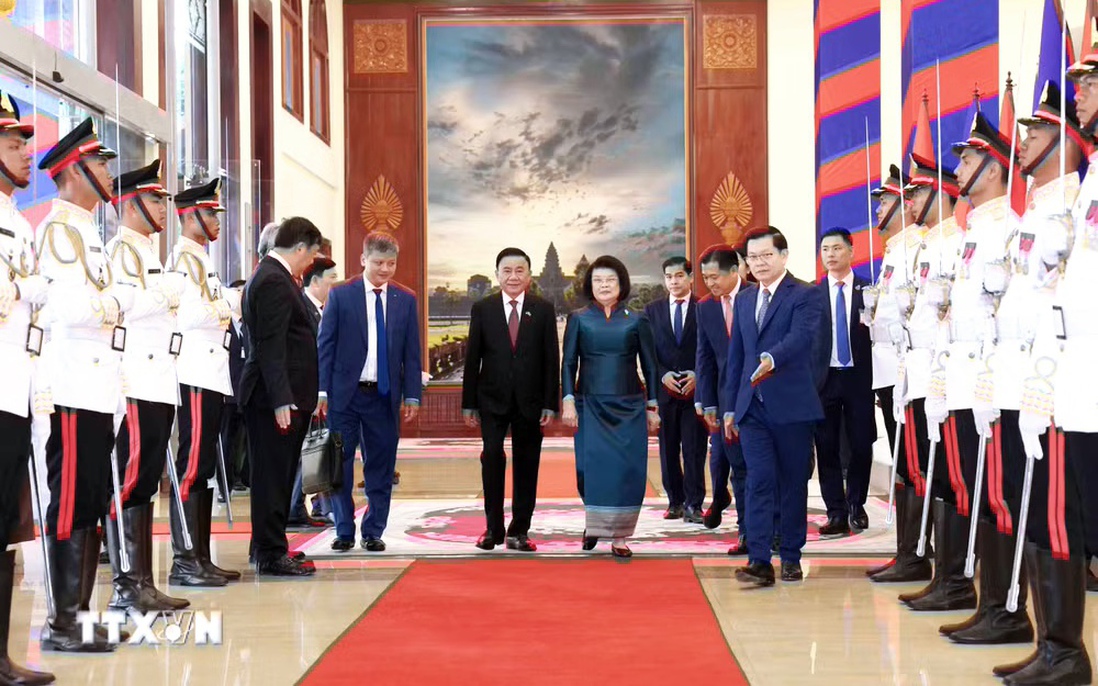 Lễ đón trọng thể Thường trực Ban Bí thư Trần Cẩm Tú thăm chính thức Campuchia