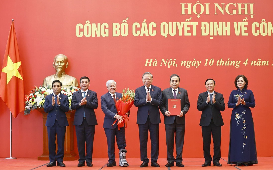 Trao Quyết định của Bộ Chính trị chỉ định tham gia Đảng ủy Quốc hội nhiệm kỳ 2025-2030