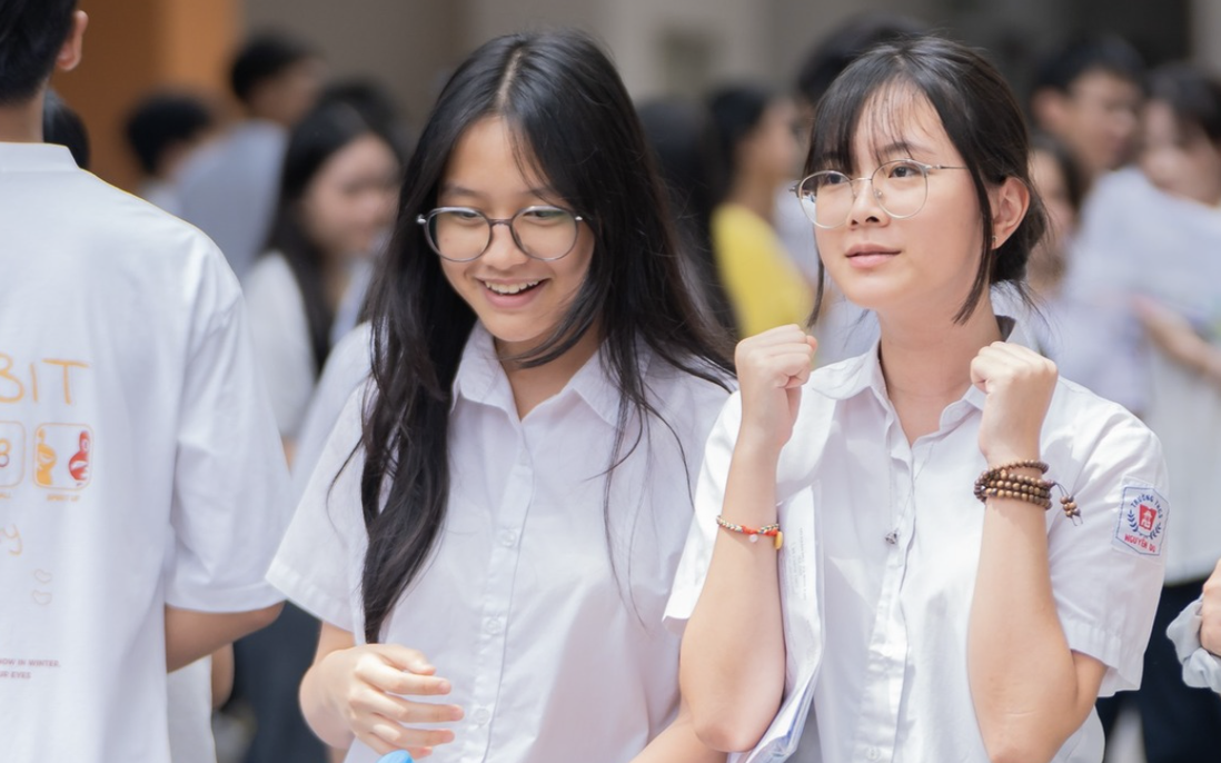 Ngày đầu đăng ký trực tuyến vào lớp 10 ở Hà Nội: Trường "top" vắng hồ sơ, trường mới quá tải