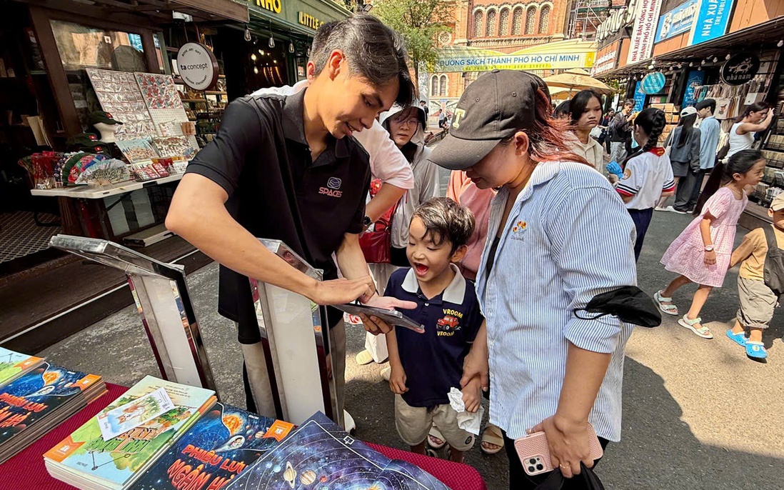 Độc giả thích thú với sách tương tác AR