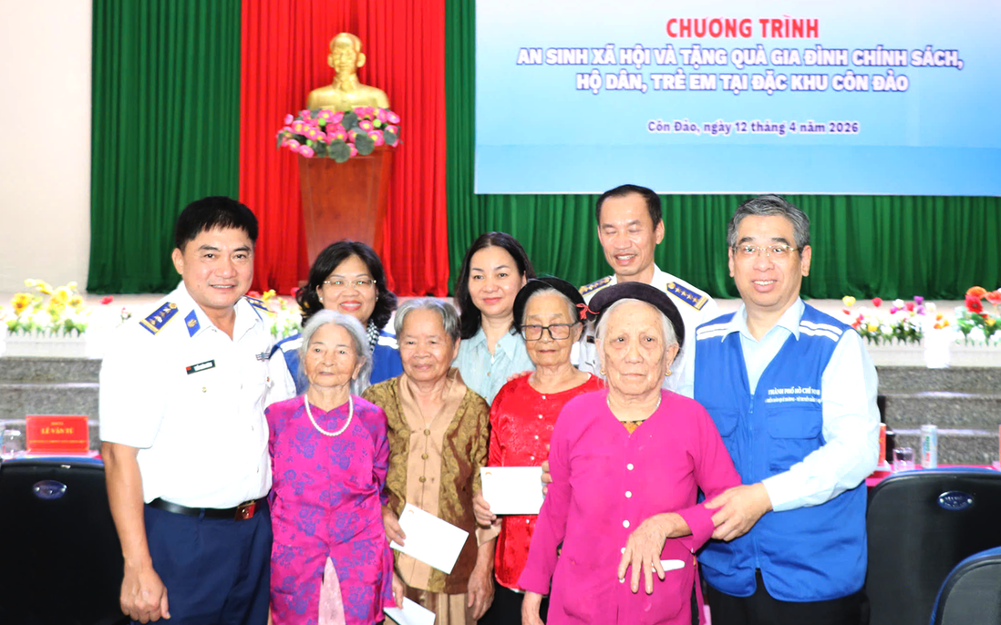 Nhiều phần quà ý nghĩa được trao tặng quân - dân ở Côn Đảo