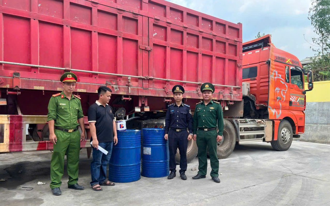 Phát hiện xe đầu kéo "chế" ngăn bí mật vận chuyển trái phép dầu diesel sang Lào