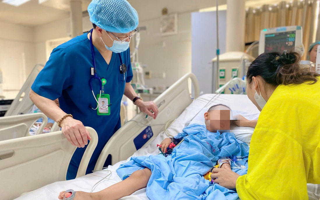 Bé trai 5 tuổi vượt cửa tử sau tai nạn xe khách trên đường lên Tam Đảo