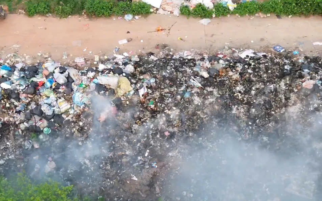 Bãi rác "vỡ trận" ở Hưng Yên: Sở Nông nghiệp & Môi trường nói gì về cách xử lý gạt rác xuống rãnh?