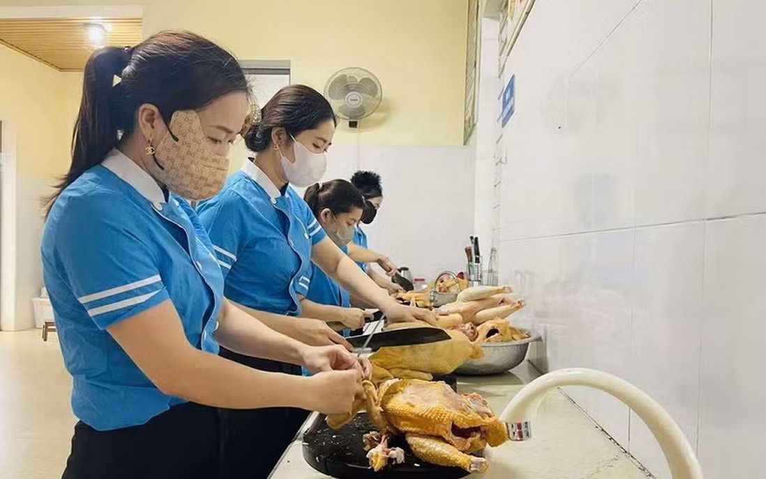 Nghệ An: Siết quản lý bếp ăn bán trú, bảo đảm quy trình từ "gốc" đến "ngọn"