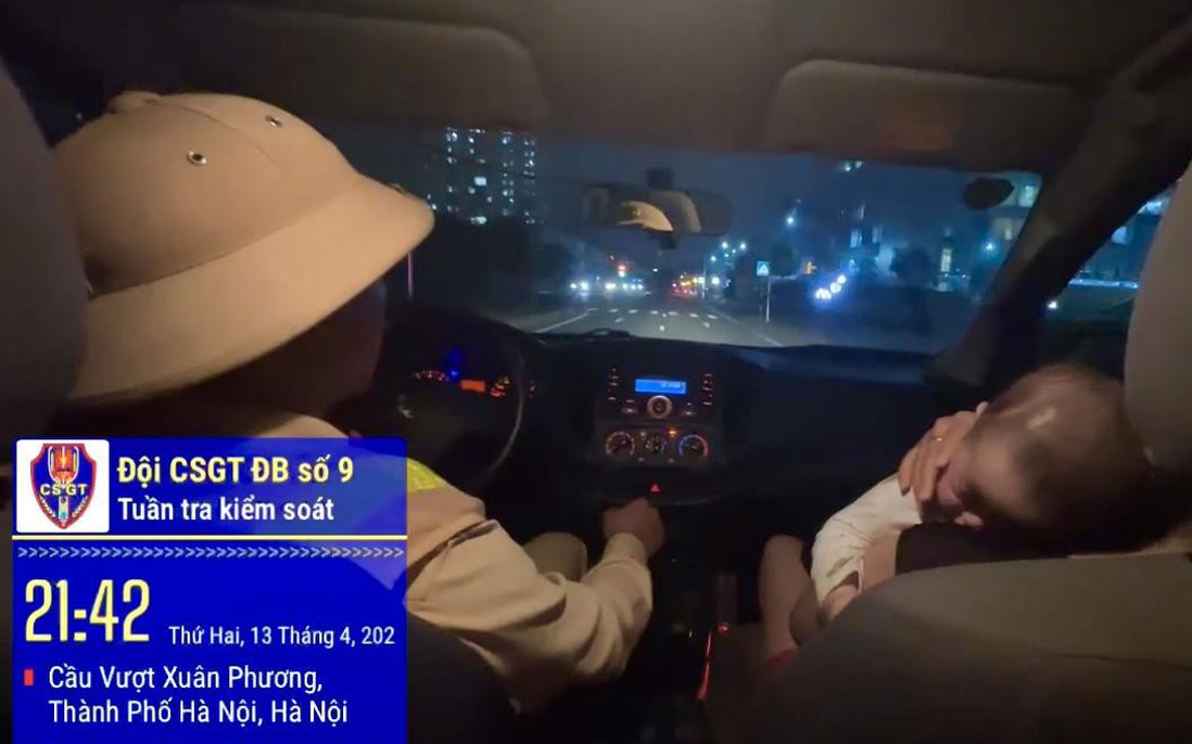 Cảnh sát giao thông kịp thời đưa bé 7 tháng tuổi nguy kịch đi cấp cứu trong đêm