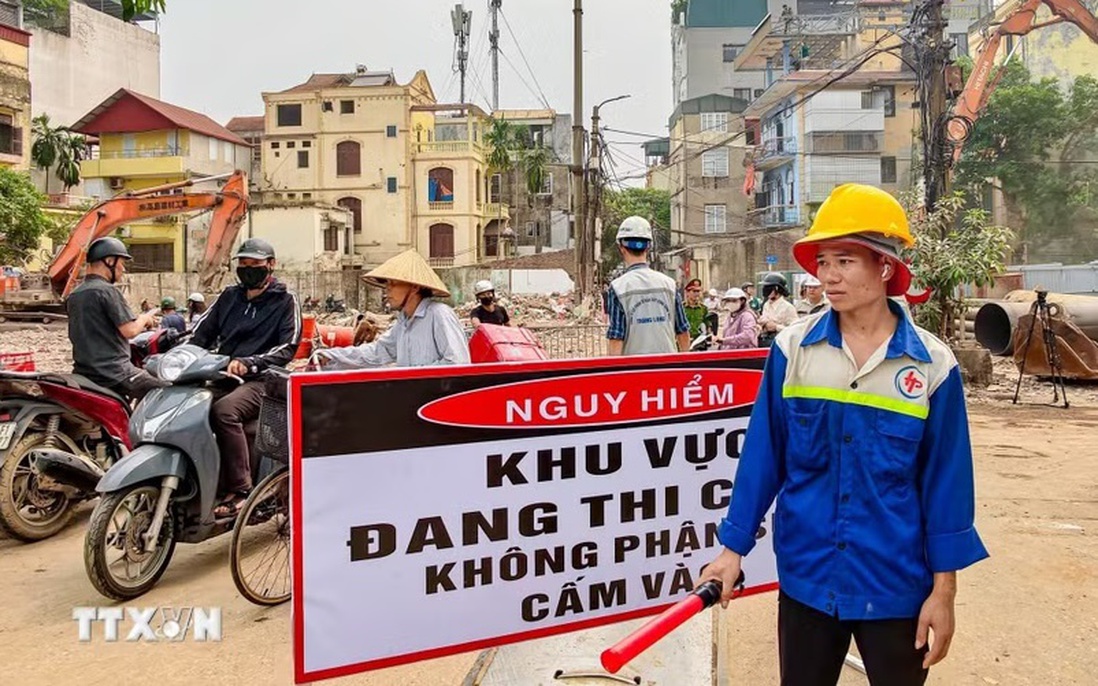 Gỡ "điểm nghẽn" mặt bằng, tăng tốc 2 dự án cầu vượt sông Hồng