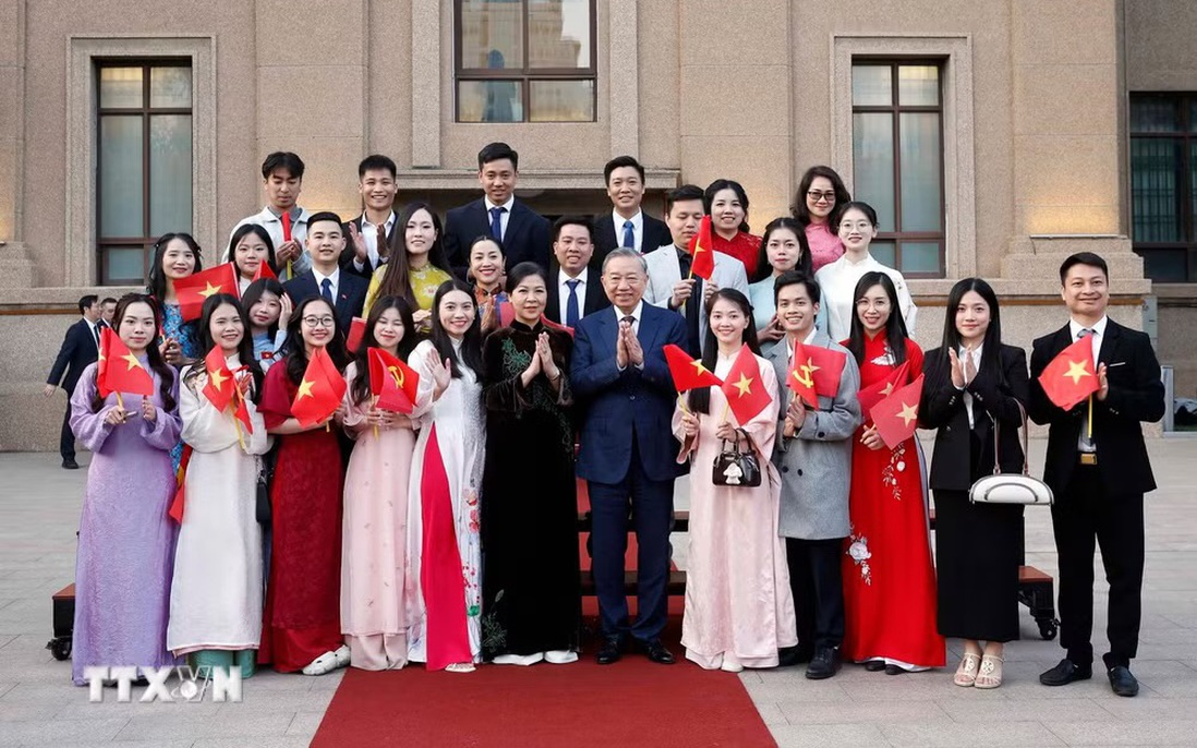 Tổng Bí thư, Chủ tịch nước Tô Lâm gặp gỡ cộng đồng người Việt Nam tại Trung Quốc