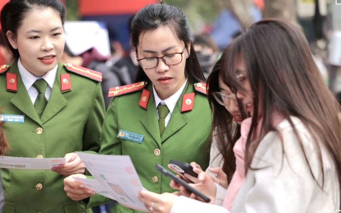 Phụ nữ Cảnh sát quản lý hành chính về trật tự xã hội năng động trong hành trình chuyển đổi số