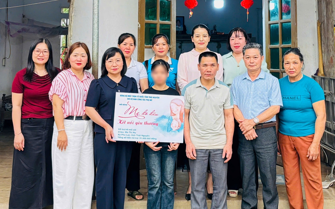 Phụ nữ Thái Nguyên nhận đỡ đầu bé gái mồ côi có hoàn cảnh khó khăn