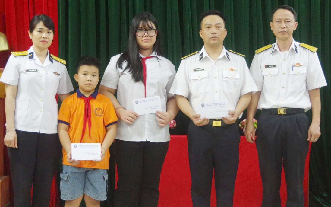 Bộ đội Hải quân tiếp thêm động lực cho con đỡ đầu