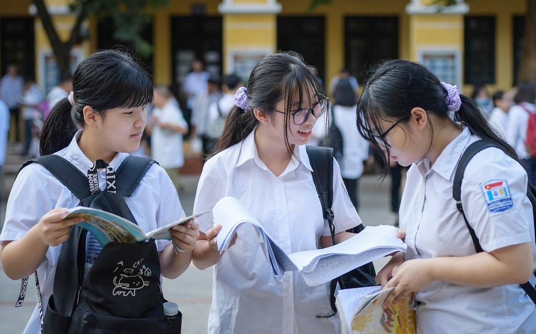 Ngày cuối chốt nguyện vọng lớp 10: Phụ huynh “chạy đua” để giữ suất vào công lập cho con