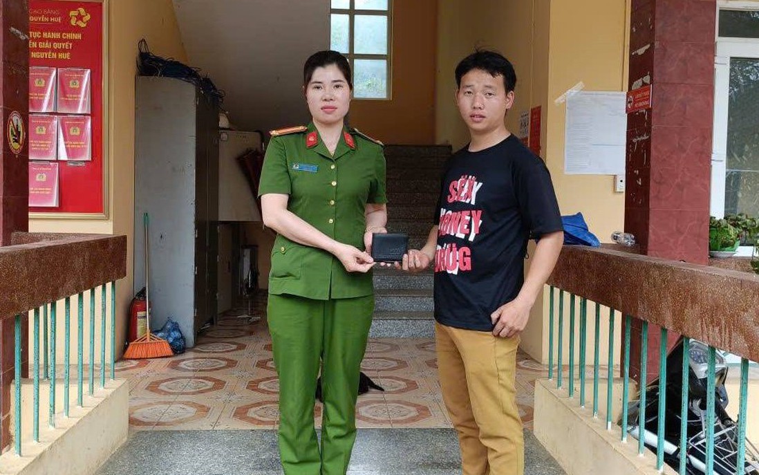 Nữ Phó Trưởng Công an xã trả lại ví tiền đựng giấy tờ nhặt được cho người dân