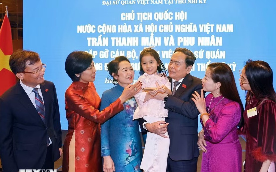 Chủ tịch Quốc hội gặp gỡ cộng đồng người Việt Nam tại Thổ Nhĩ Kỳ