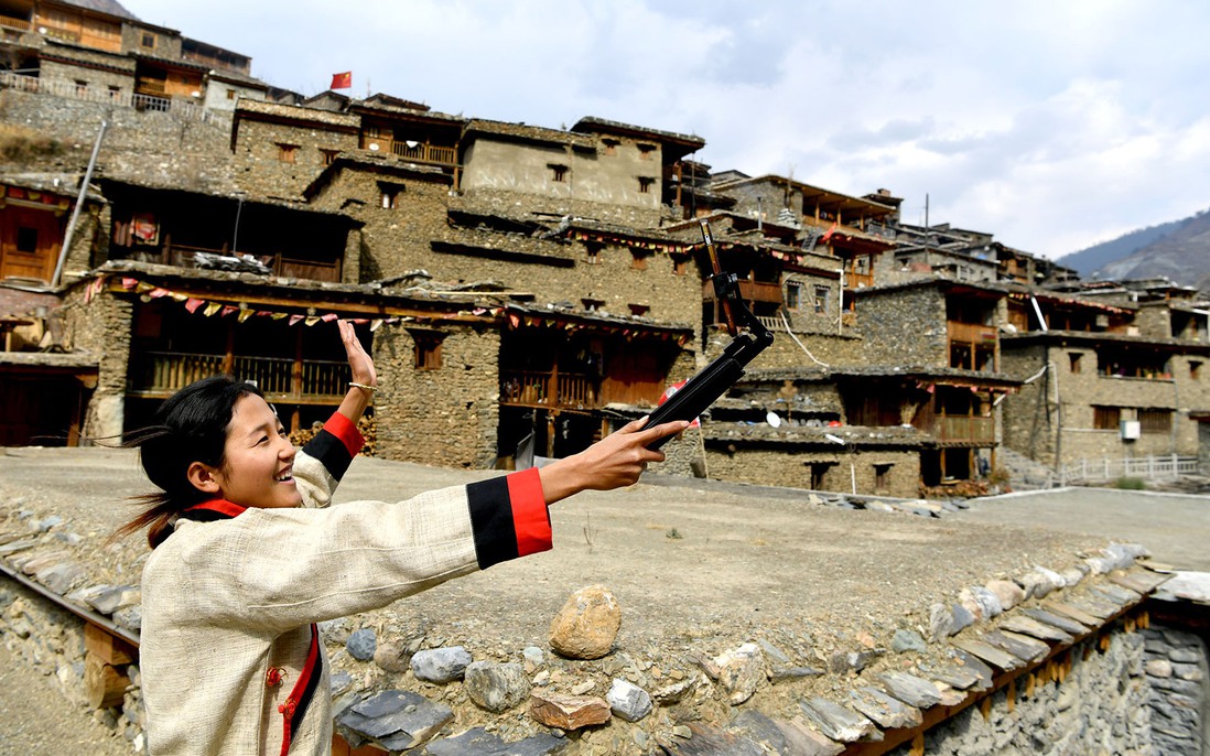 Phụ nữ Eya hồi sinh làng cổ hàng trăm năm