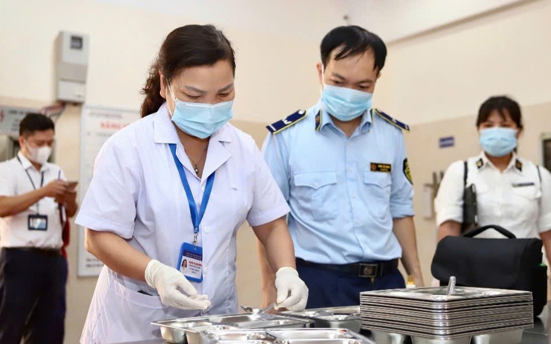 Nhiều địa phương vào cuộc, giám sát bếp ăn tập thể, ngăn ngộ độc thực phẩm
