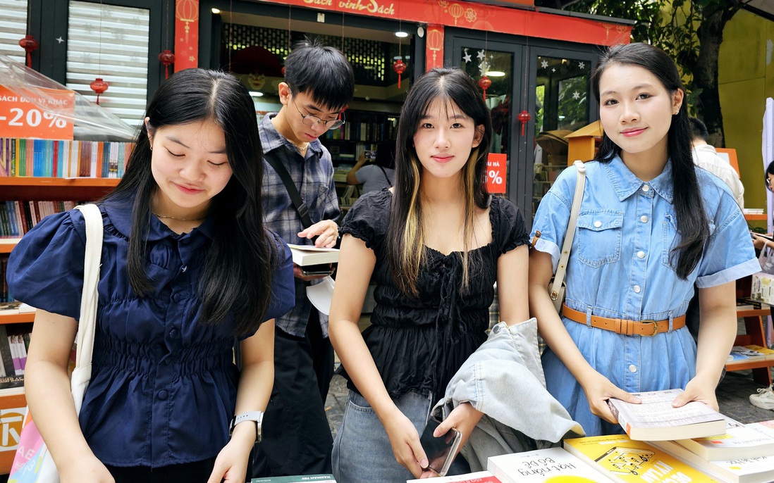 14 nhà xuất bản lần đầu tham gia Megalive, kéo dài đến 0 giờ