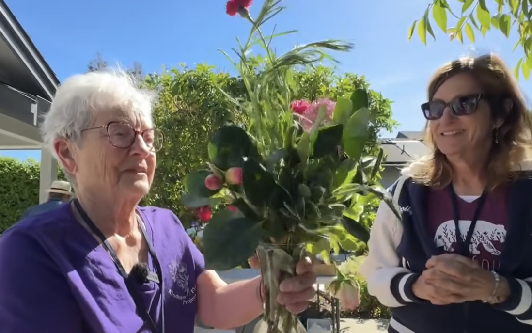 Cụ bà 83 tuổi miệt mài gieo hoa yêu thương