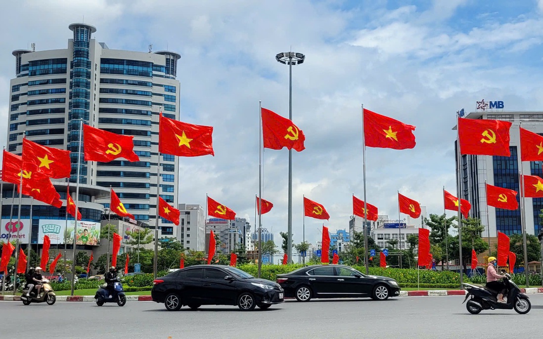 Hải Phòng: Treo cờ Tổ quốc, cờ Đảng trên toàn thành phố dịp 30/4 và Lễ hội Hoa Phượng Đỏ 2026